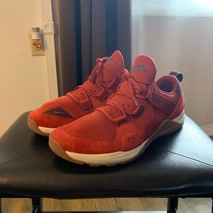 nike tech trainer red